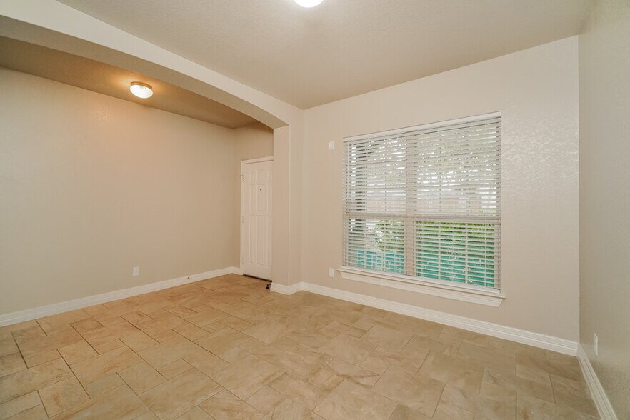 Building Photo - 640 Community Dr