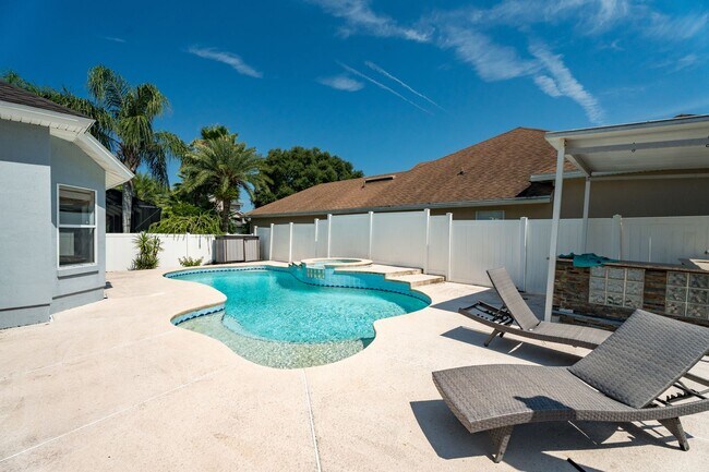Building Photo - Gated Community!