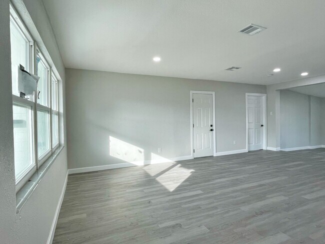 Building Photo - 2860 35th St S