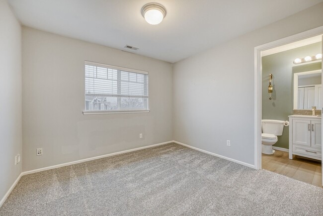 Building Photo - 2Bd/2.5Ba Issaquah Townhouse