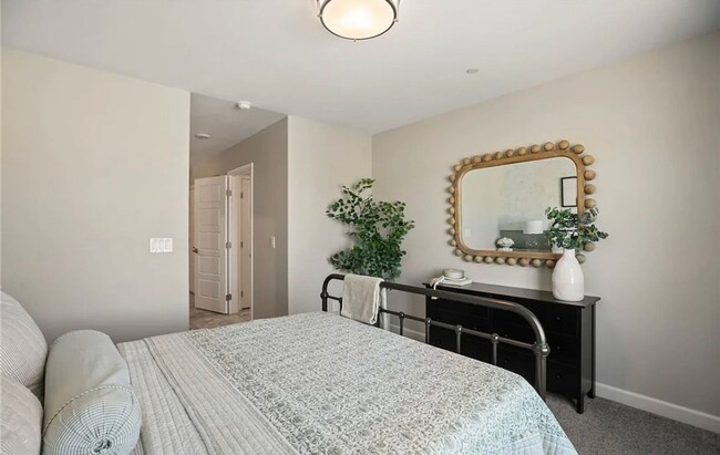 Building Photo - 2-Bedroom Brand New Furnished Townhome!