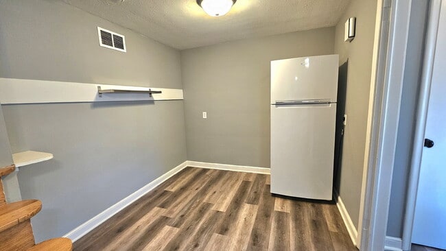 Building Photo - "Charming Edina Duplex Retreat: Spacious 1150 Sq Ft Haven!" Available now!
