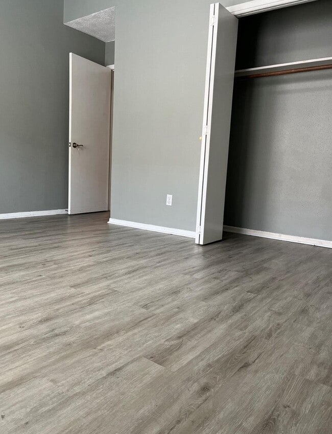 Building Photo - 10909 Glenwolde Dr