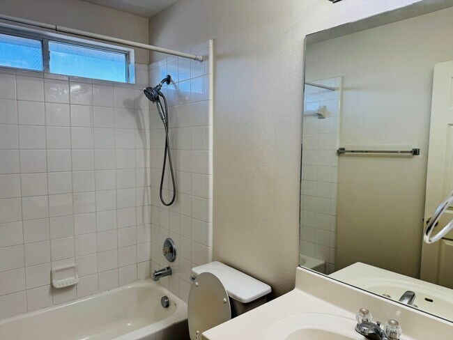 Building Photo - 3 Bedroom/2.5 Bath Springwood Subdivision