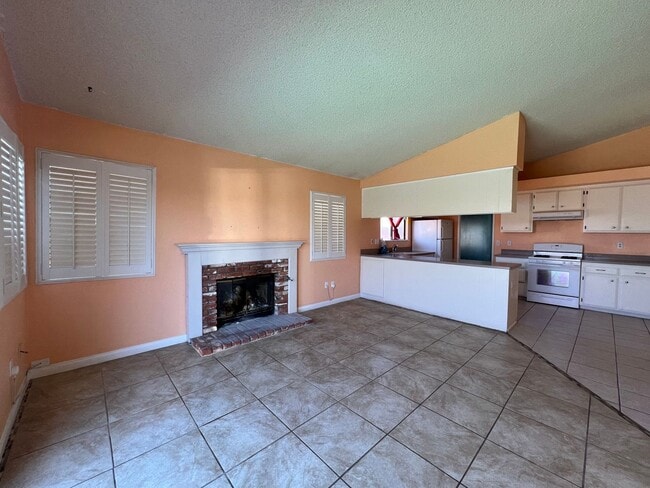 Building Photo - 3 Bedroom 2 Bathroom House with Swimming P...