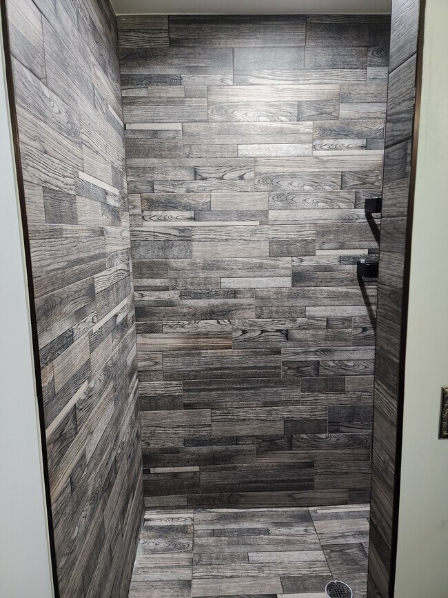 Large shower - 16271 E 82nd St N