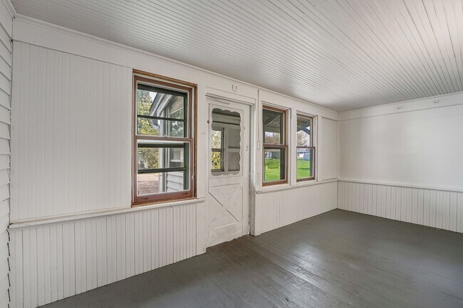 Building Photo - 568 W Main St