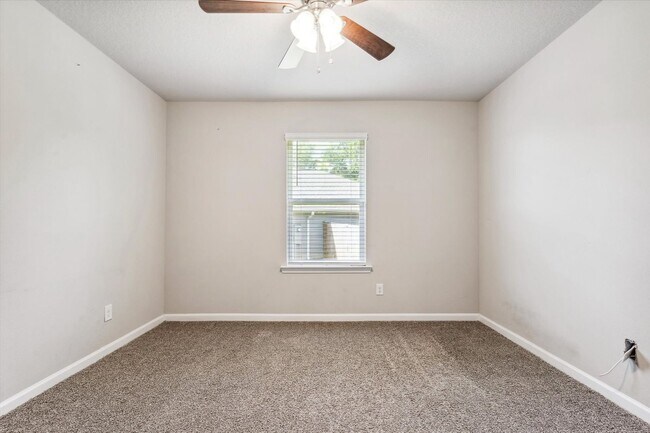 Building Photo - Four Bedroom in West Mobile