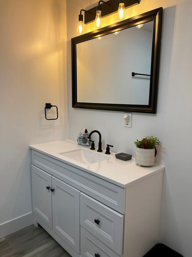 Building Photo - Fully Furnished rental with excellent cent...