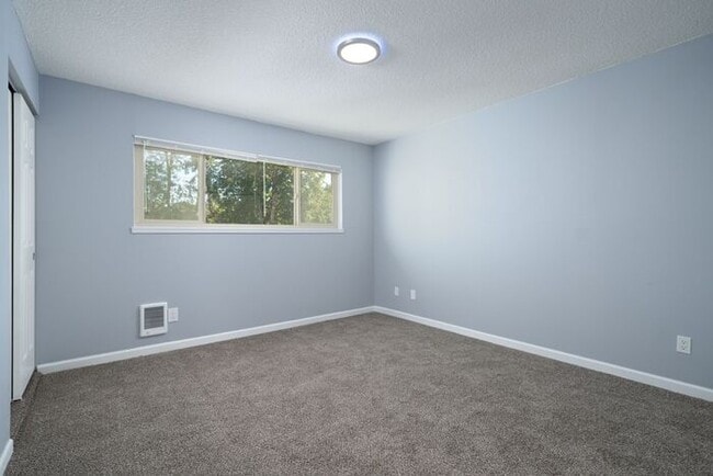 Building Photo - Recently remodeled 2 bedroom 1 bath unit! ...