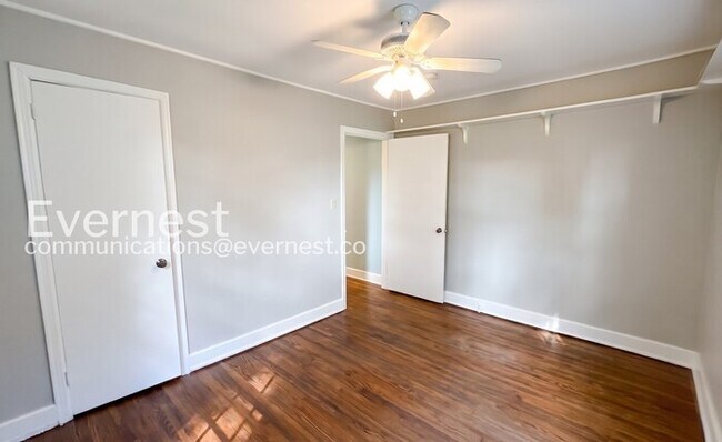 Building Photo - 5008 Golfview Dr