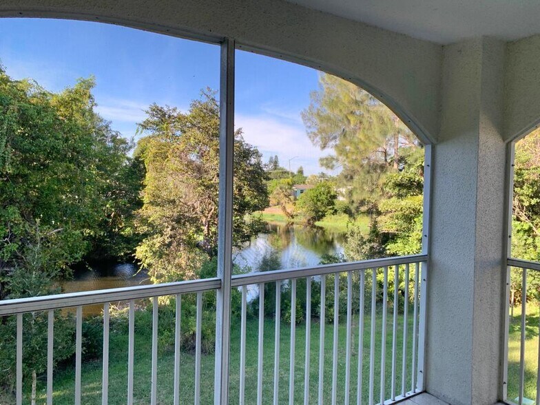 Building Photo - 815 W Boynton Beach Blvd