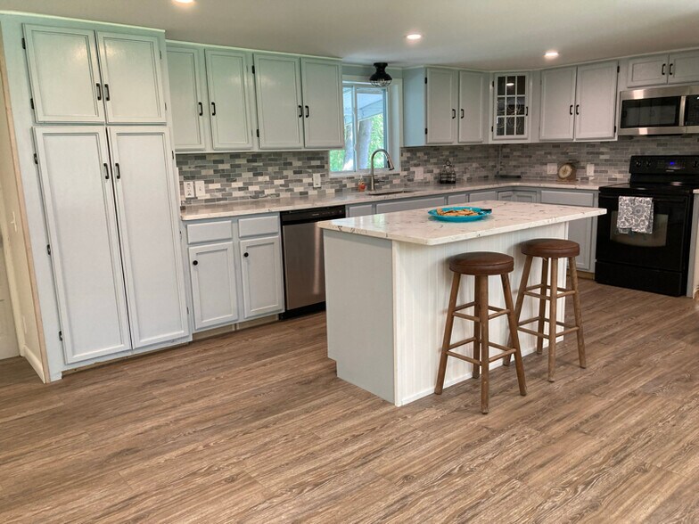 Building Photo - 140 Young St