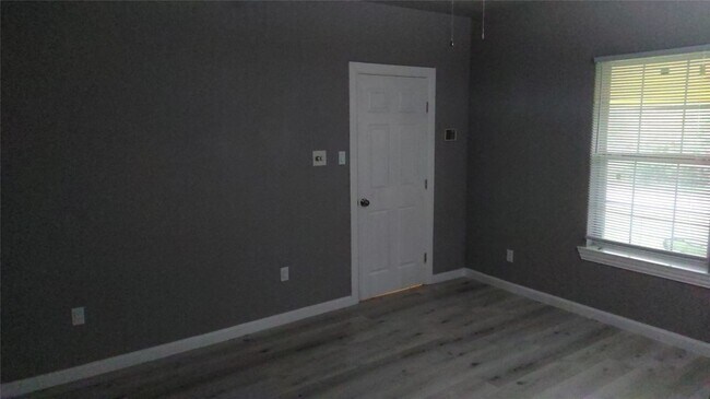 Building Photo - 7366 Meadowbrook Dr