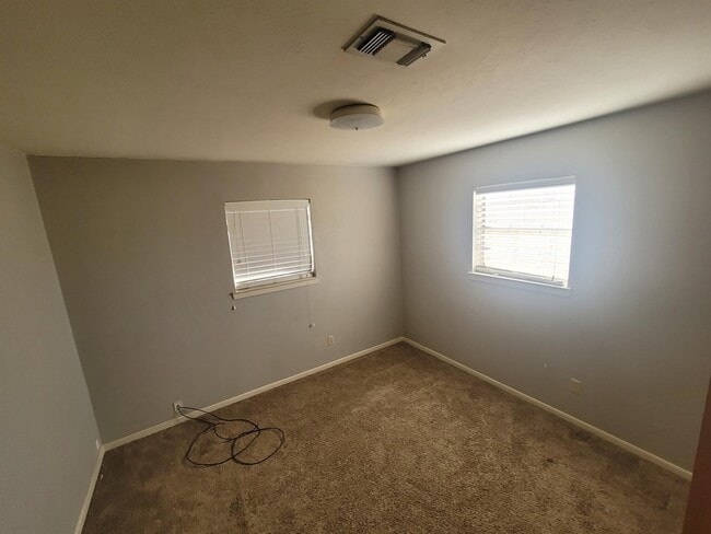 Building Photo - 6084 W Roundbunch Rd