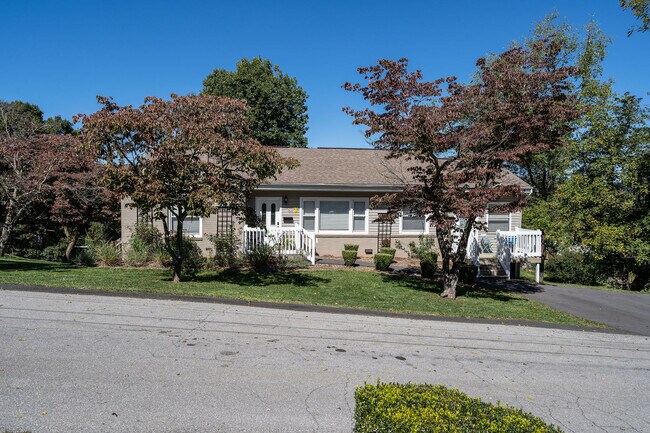 Front yard Main Level Entry - 487 Kentucky Ave