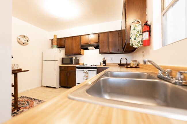 Building Photo - Executive Rental **Stylish & Fully Furnished 2-Bedroom in the Heart of Farmington – Flexible Leas...