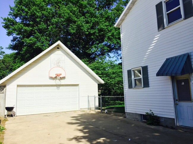 Building Photo - 2303 Main St