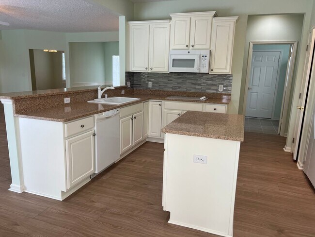 Building Photo - Beautifully Maintained Sun City Home!