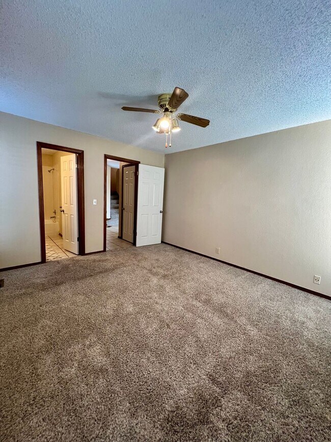 Building Photo - Cozy Rental in NW OKC!