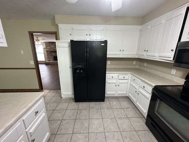 Building Photo - Single Family home in Greenhill Area!