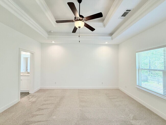 Building Photo - Luxurious 4-Bedroom Home