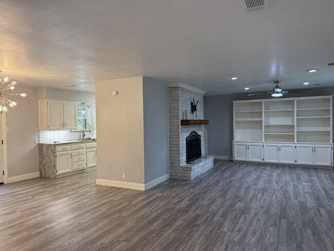 Building Photo - 3601 Oakwood Dr
