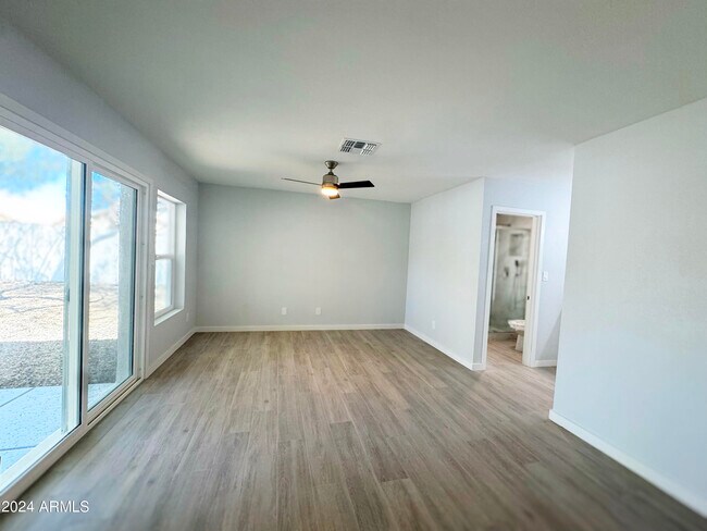 Building Photo - 514 W Fellars Dr