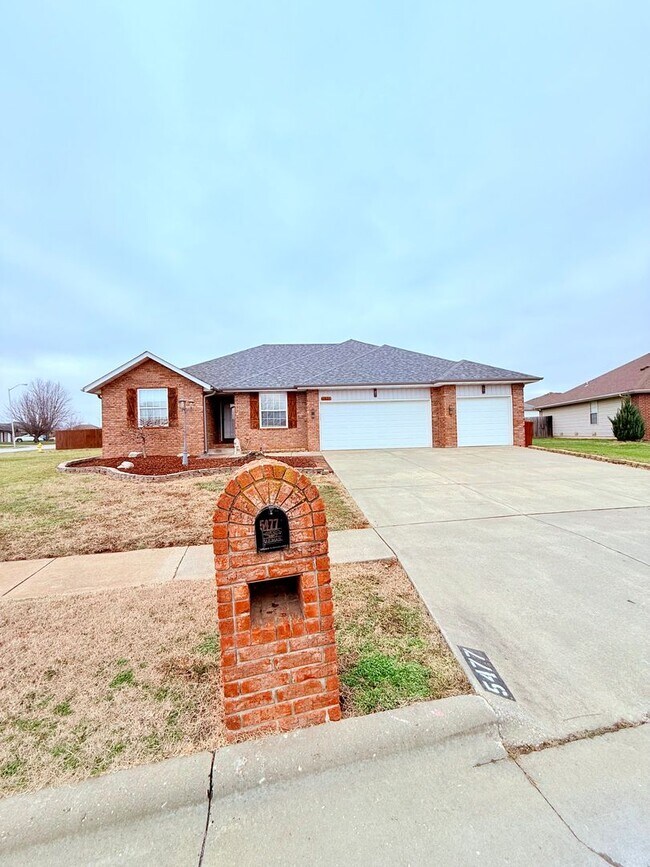 Building Photo - Bent Tree Subdivision - 4 BR - 2 Living Areas - 3 Car
