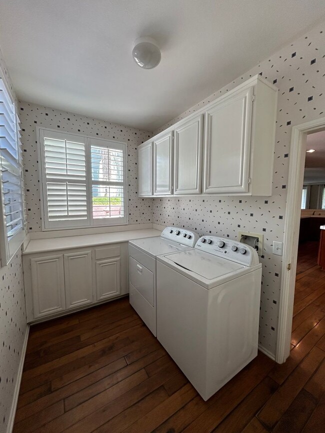 Building Photo - Beautiful Single-Level 4 Bedroom 3 Bathroo...