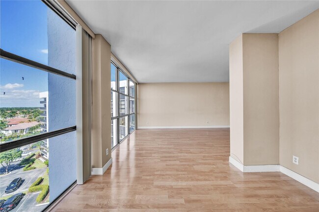 Building Photo - 1000 Parkview Dr