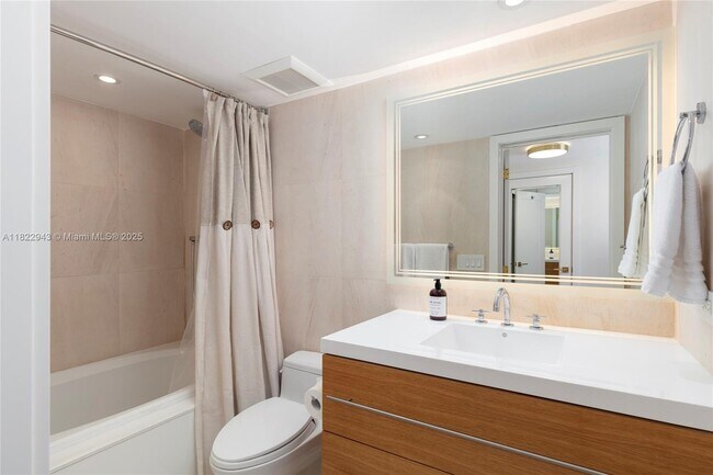 Building Photo - 2843 S Bayshore Dr