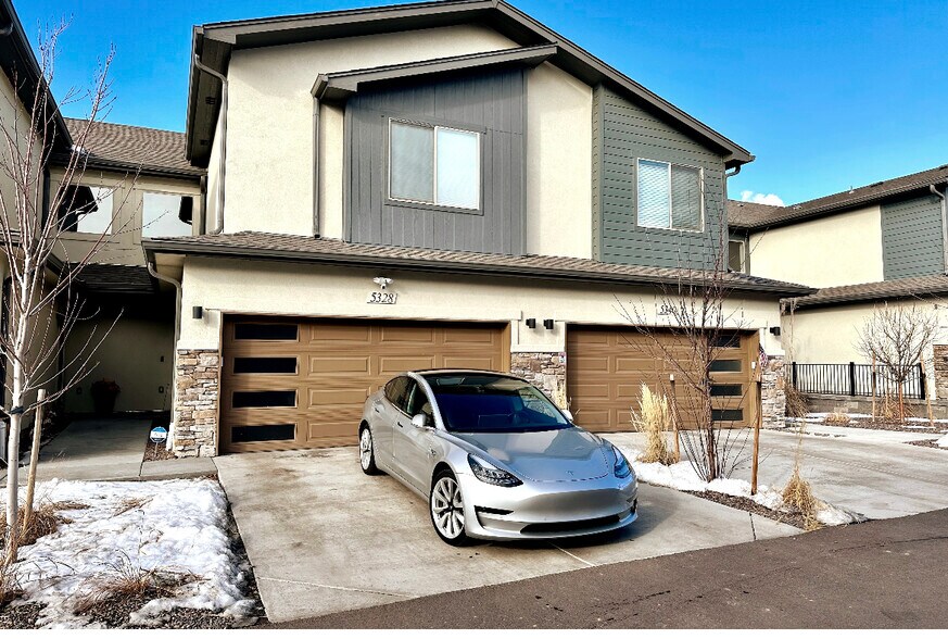 2 car garage with full driveway - 5328 Freeboot Pt