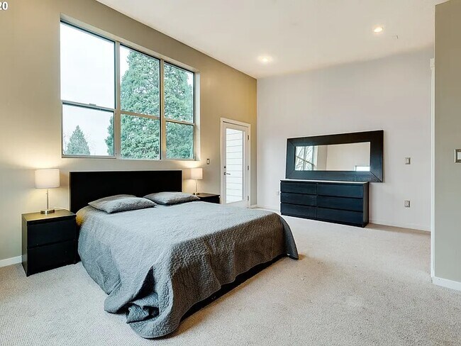 Building Photo - 38 NE Going St