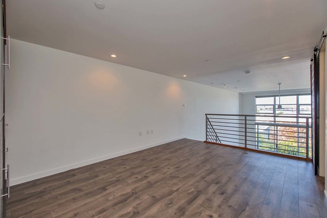 Building Photo - Renovated Dogpatch Loft