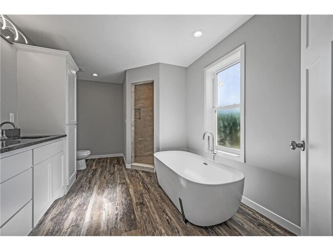 Building Photo - Rare 3 bed 4 bath no upgrade left out! 2 full kitchens, great views, dont miss out!