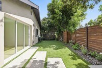 Building Photo - Beautiful modern 3 Bed + 2 Bath House