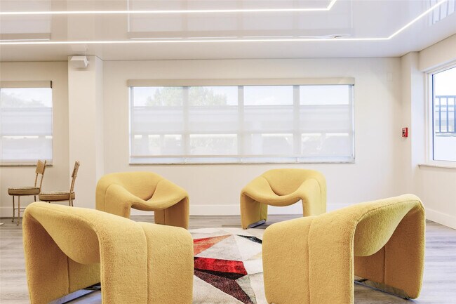 Building Photo - 340 Sunset Dr