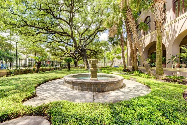 Building Photo - Designer condo with a private rooftop terrace