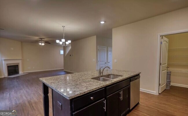 Building Photo - 6571 Bluffview Dr