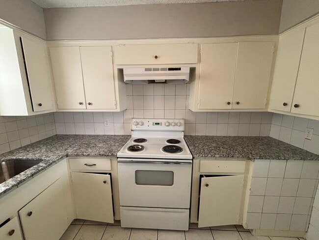 Building Photo - 2710 Briarhurst Dr