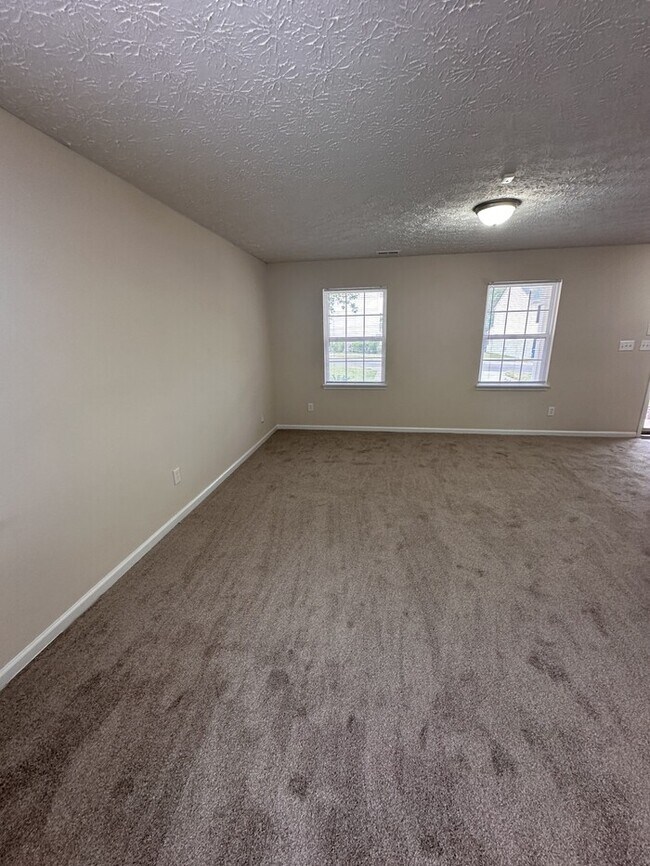 Building Photo - Great space in this 3 bedroom 2 and 1/2 bath end unit Townhome!