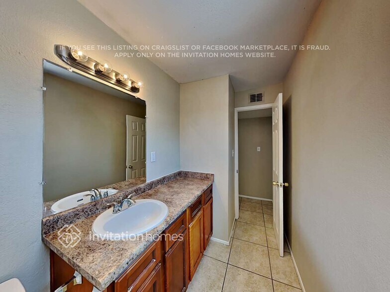 Building Photo - 1344 E Marilyn Ave