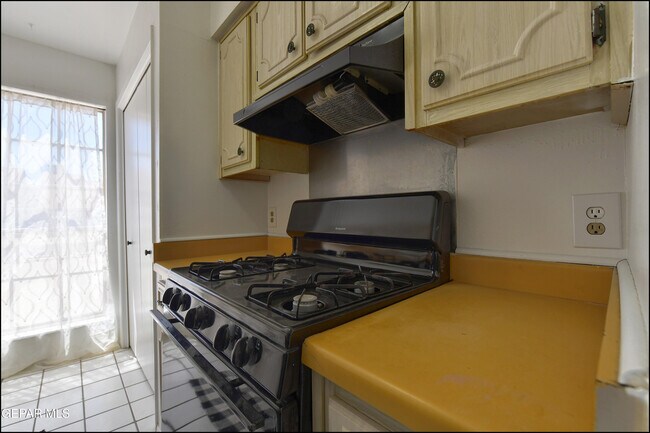 Building Photo - 10605 Kinross Ave