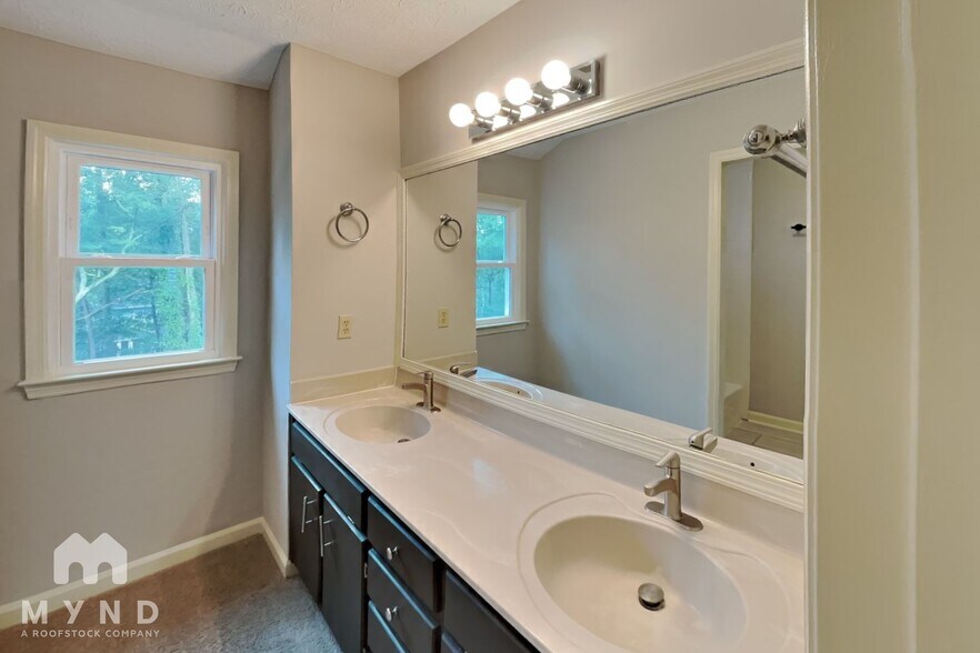 Building Photo - 4915 Willow Ln