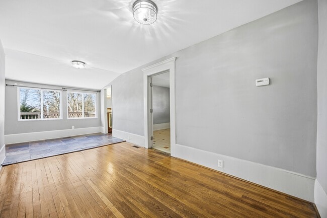 Building Photo - 209 W Shadburn Ave