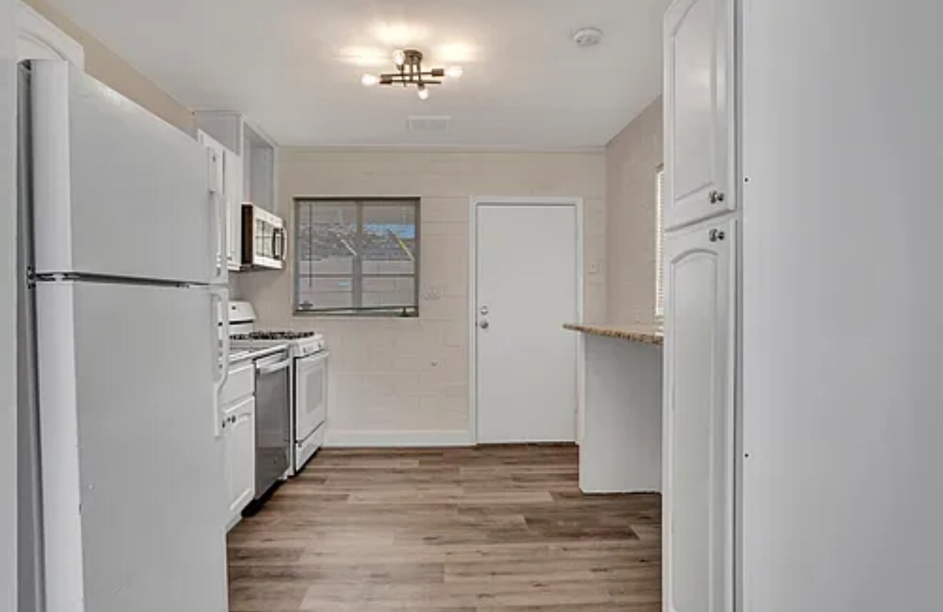 Building Photo - 2715 E Oak St