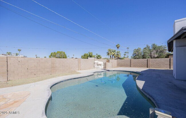 Building Photo - 1612 E Gaylon Dr
