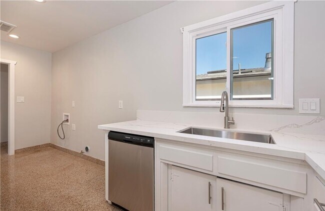 Building Photo - 535 Camino de Encanto