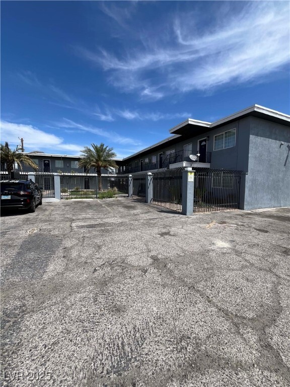 Building Photo - 412 W Monroe Ave